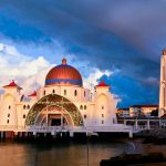 Melihat Keindahan Masjid Selat Melaka di Pinggir Laut
