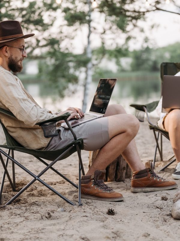 working while on vacation (sumber: pexels.com)
