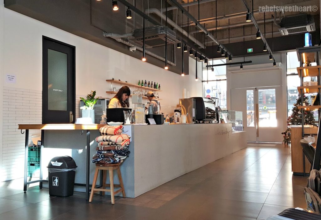 Haru and Oneday hadirkan konsep tema kafe minimalis yang cocok untuk bersantai menikmati kopi saat waktu liburannya. (Sumber: The Rebel Sweetheart)