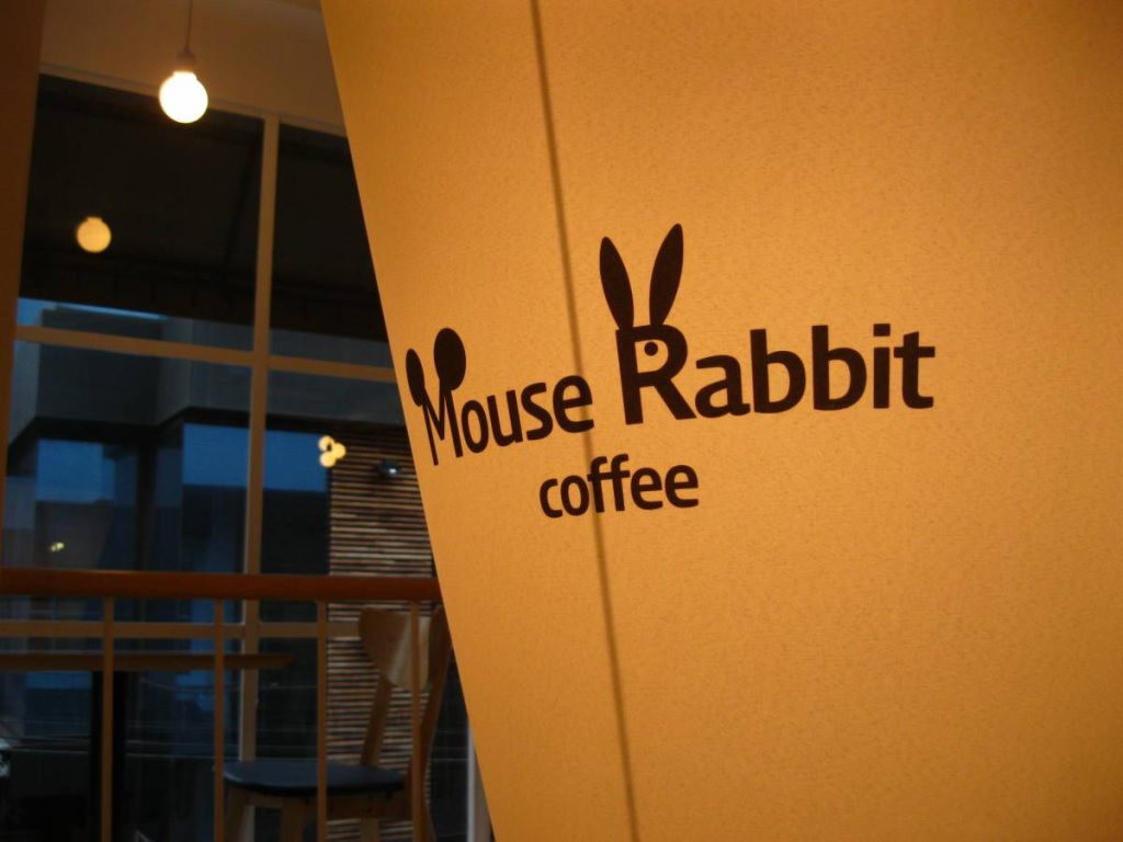 Mouse & Rabbit milik Yesung jadi tempat kafe yang unik serta menarik untuk didatangi oleh para wisatawannya. (Sumber: Trazy)