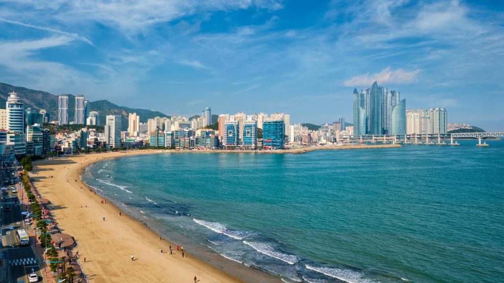 Hadirkan nuansa pantai yang indah, Pantai Gwangalli di Busan jadi destinasi yang menarik untuk dikunjungi. (Sumber: HotelsCombined)