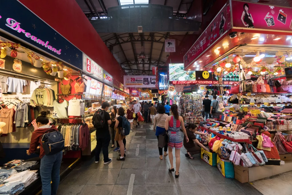 Bugis Street jadi tempat belanja murah di Singapura yang menarik untuk dikunjungi saat waktu liburannya. (Sumber: Thrillophilia)