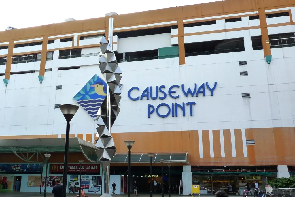 Causeway Point jadi salah satu tempat belanja yang seru dan menarik untuk dikunjungi wisatawan saat berada di Singapura. (Sumber: Mapcarta)