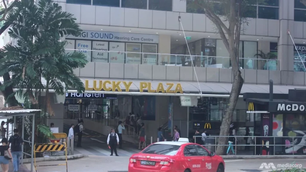Lucky Plaza hadir dengan berbagai barang-barang murah yang bisa dibeli untuk wisata belanja murah di Singapura. (Sumber: Reddit)