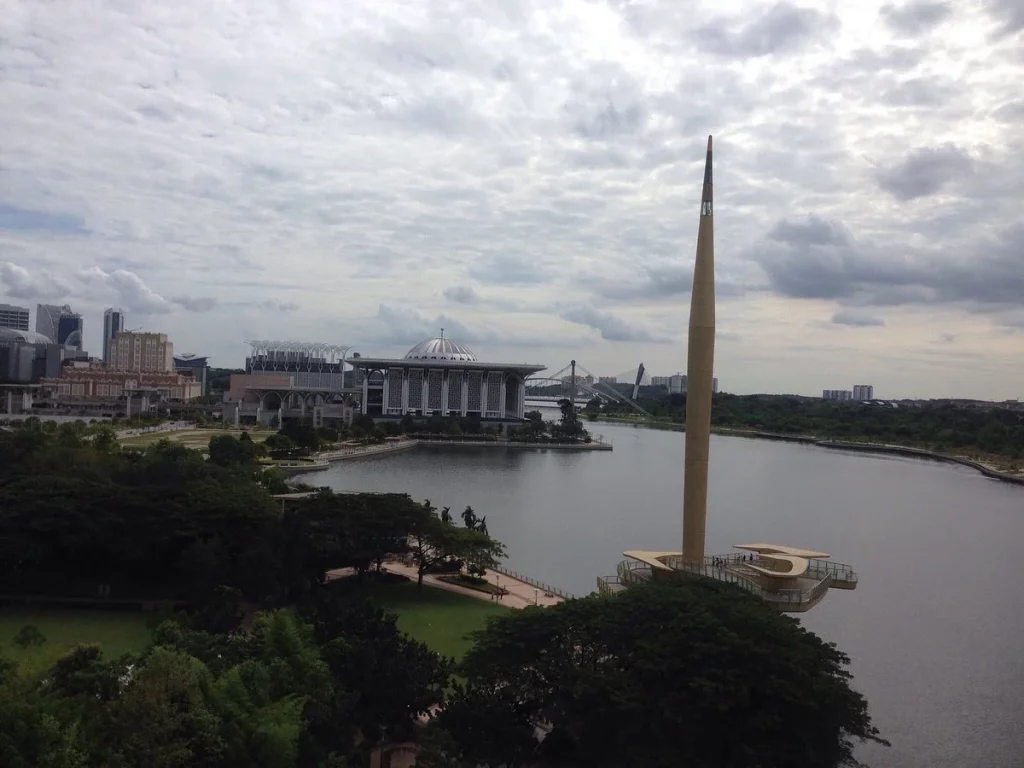Monumen Millennium jadi salah satu spot wisata dengan bangunan yang cukup ikonik dan Instagramable di kawasan Putrajaya. (Sumber: Trip Advisor)