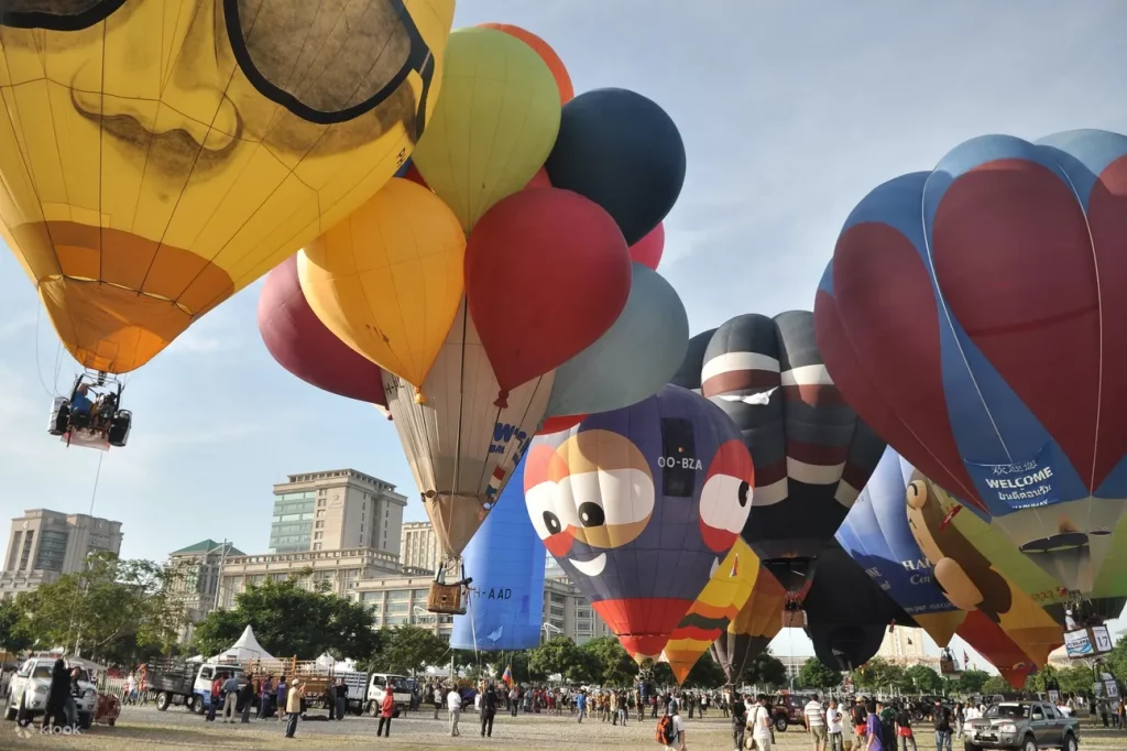 Para wisatwan bisa menaiki balon udara dan bisa berfoto dari atas ketinggian dengan latar kota Putrajaya yang Instagramable. (Sumber: Tripcarte Asia)
