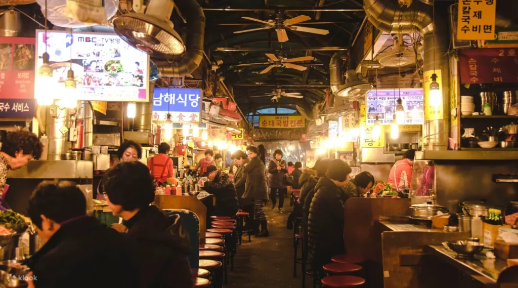 Namdaemun Market juga buka pada malam hari dan cukup ramai untuk dikunjungi oleh wisatawannya. (Sumber: Klook)