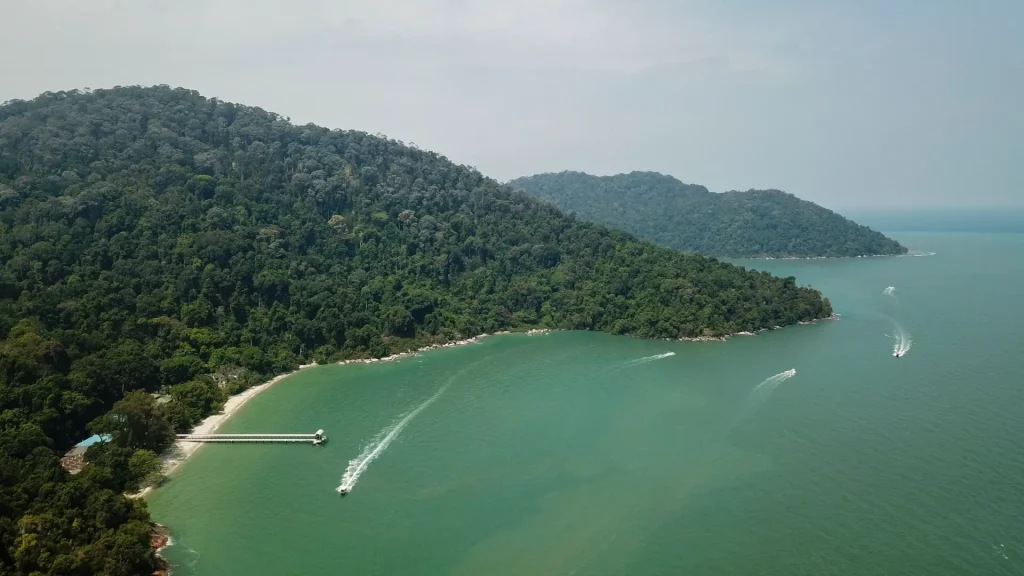 Di kawasan Penang National Park, wisata alam jadi tujuan utama dari kawasan taman nasional di Malaysia ini. (Sumber: The Travel Author)